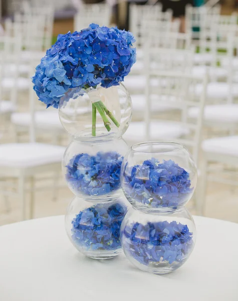 Casamento configurado no jardim dentro da praia — Fotografia de Stock