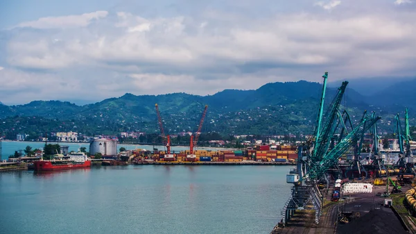 Industriella fartyg i Batumi port i skymningen. Georgien — Stockfoto