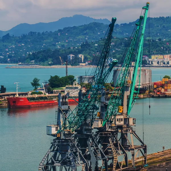 Endüstriyel gemi alacakaranlıkta Batum limanda. Gürcistan — Stok fotoğraf