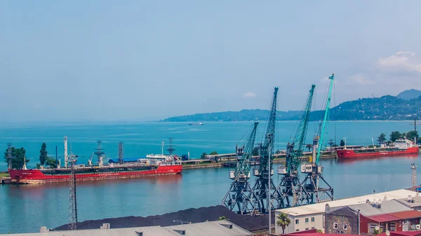 Industriella fartyg i Batumi port i skymningen. Georgien — Stockfoto