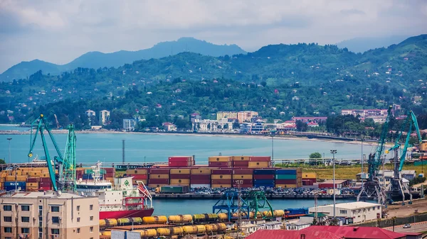 Industriella fartyg i Batumi port i skymningen. Georgien — Stockfoto