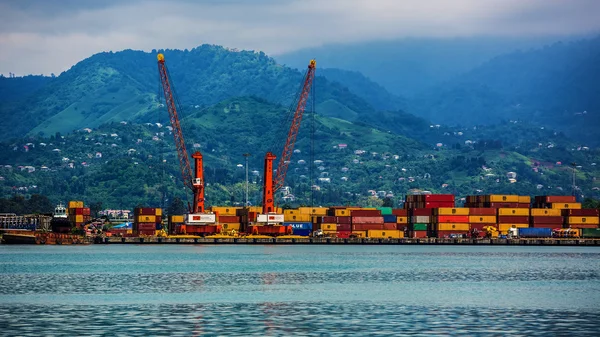 Industriella fartyg i Batumi port i skymningen. Georgien — Stockfoto