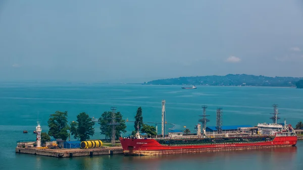 Navire industriel dans le port de Batoumi au crépuscule. Géorgie — Photo