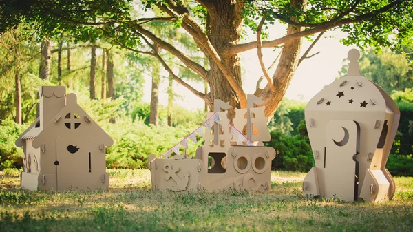 Eko šetrné hraček vyrobených z lepenky lodi, house a kosmická loď. — Stock fotografie