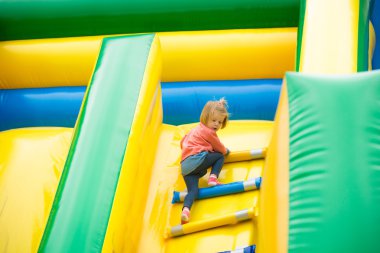 küçük kız bir trambolin üzerinde oynama.