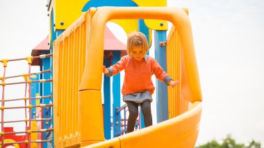 Açık parkta oynayan sevimli küçük kız portresi