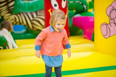 küçük kız bir trambolin üzerinde oynama.