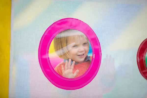 Utomhus porträtt av bedårande liten flicka som leker i parken — Stockfoto