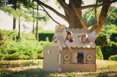 İki komik çocuğu oynuyorsun