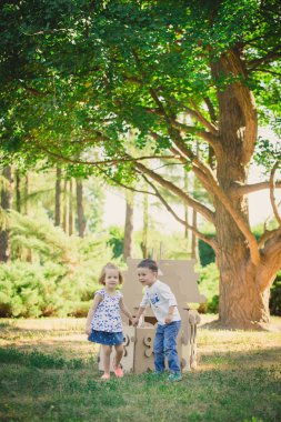 İki komik çocuğu oynuyorsun