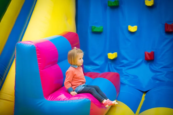 Kleines Mädchen spielt auf einem Trampolin. — Stockfoto