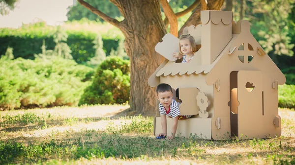 Dos niños divertidos están jugando —  Fotos de Stock