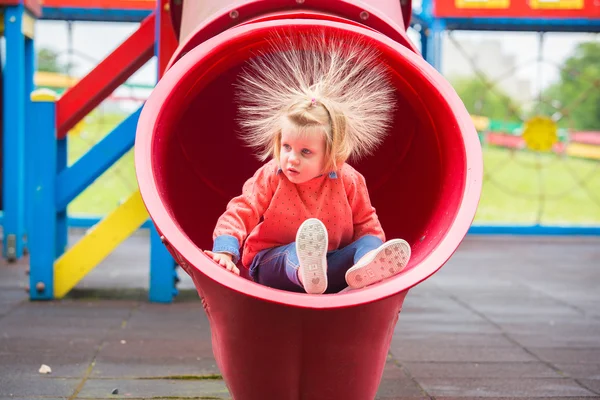Retrato ao ar livre de adorável menina brincando no parque — Fotografia de Stock