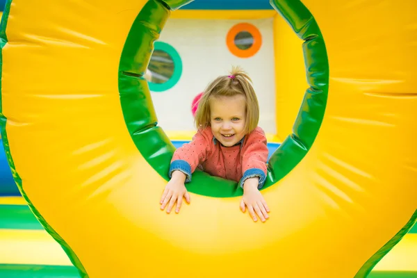 Liten flicka som leker på en studsmatta. — Stockfoto