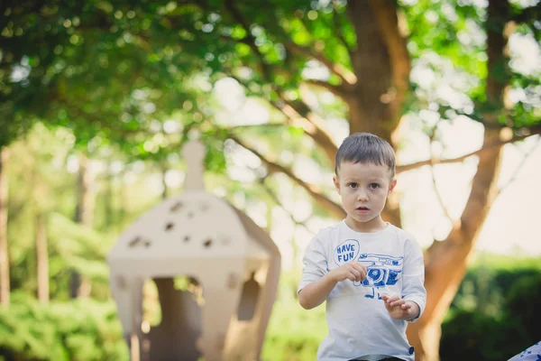 Barn leker i en kartong rymdskepp. Eco koncept — Stockfoto