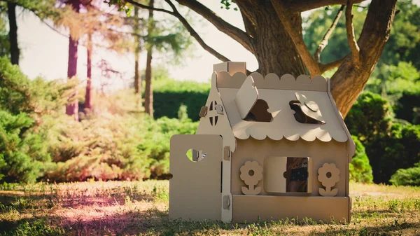 Casa de brinquedo feita de papelão ondulado no parque da cidade — Fotografia de Stock