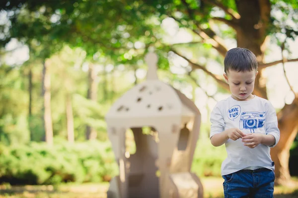 Child playing in a cardboard spaceship. Eco concept — Stock Photo, Image