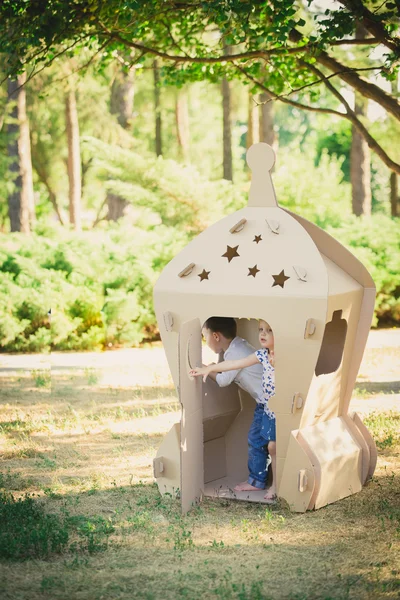 Dos niños divertidos están jugando —  Fotos de Stock