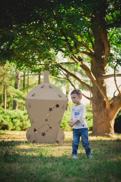 Child playing in a cardboard spaceship. Eco concept — Stock Photo, Image