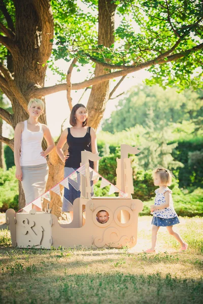 Kvinnliga familjen leker med barnen — Stockfoto