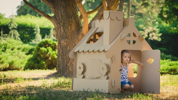 Två roliga barn spelar — Stockfoto