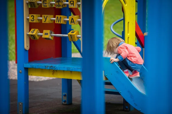 Retrato ao ar livre de adorável menina brincando no parque — Fotografia de Stock