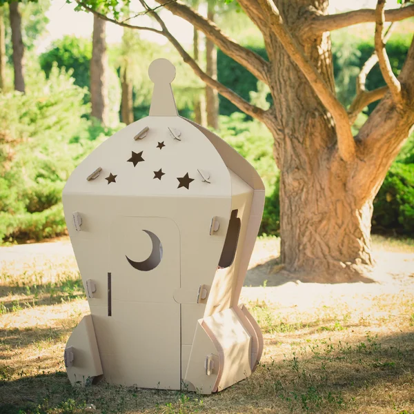 Nave espacial de brinquedo de papelão no parque — Fotografia de Stock