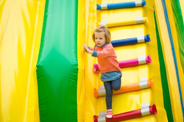 küçük kız bir trambolin üzerinde oynama.