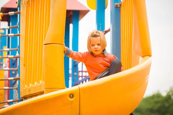 Retrato ao ar livre de adorável menina brincando no parque — Fotografia de Stock