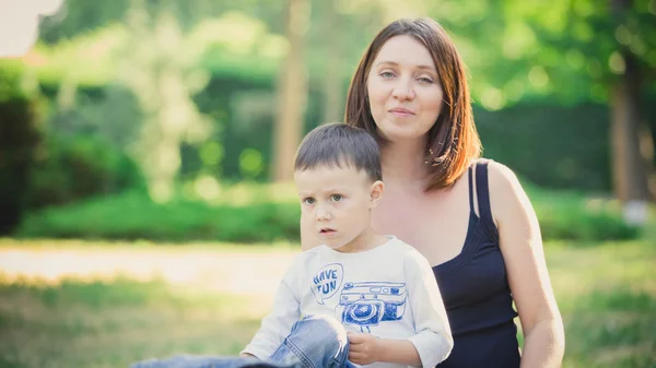 Mother and son in the park summer day. — Stock Photo, Image