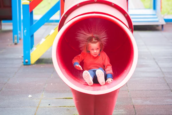 Aranyos kislány játszott park szabadtéri portréja — Stock Fotó