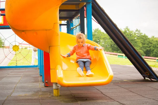 Utomhus porträtt av bedårande liten flicka som leker i parken — Stockfoto