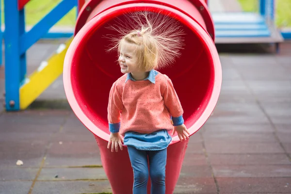 愛らしい小さな女の子が公園で遊んでの屋外のポートレート — ストック写真