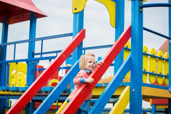 Портрет восхитительной маленькой девочки, играющей в парке — стоковое фото