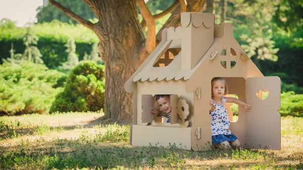 Zwei lustige Kinder spielen — Stockfoto