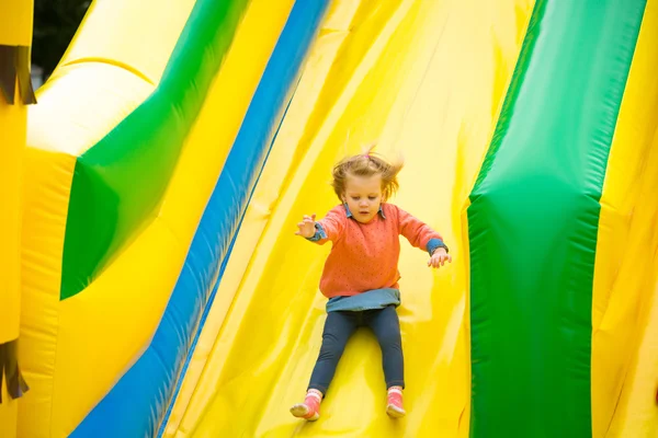 Bambina che gioca su un trampolino . — Foto Stock