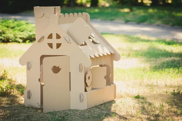 Toy house made of corrugated cardboard in the city park — Stock Photo, Image