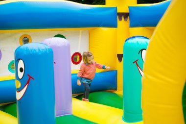 küçük kız bir trambolin üzerinde oynama.