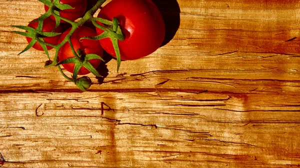 木製のテーブルにフレッシュ トマト — ストック写真