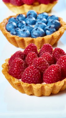 Ahududu ve yaban mersini meyve tartlets 