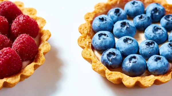 Tartaletas de frutas con frambuesas y arándanos —  Fotos de Stock