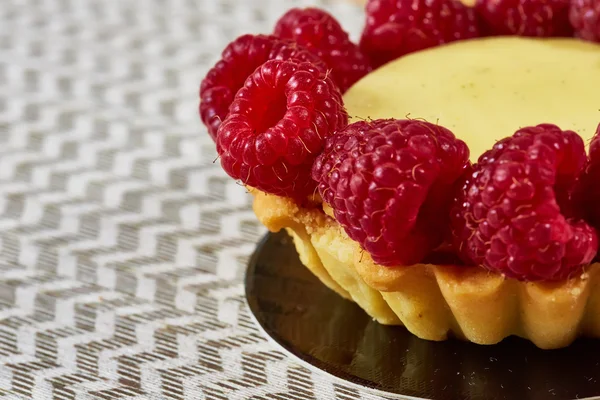 Hausgemachte Törtchen mit Himbeeren — Stockfoto