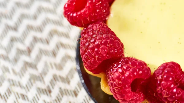 Huisgemaakte tartlets met frambozen — Stockfoto