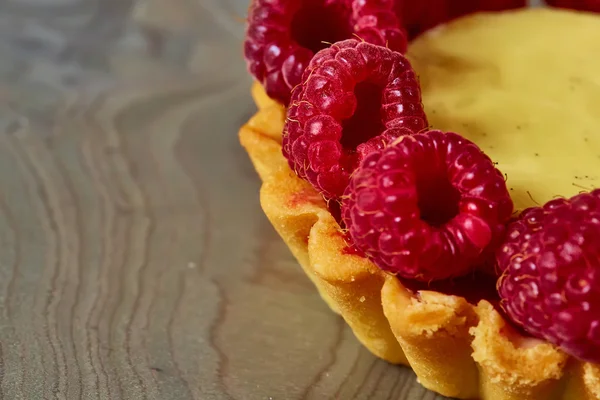 Huisgemaakte tartlets met frambozen — Stockfoto