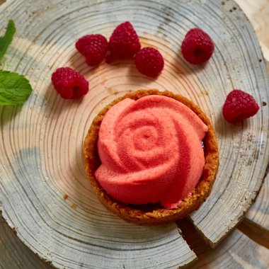 Ev tartı gül ahşap arka plan üzerinde yapılan. 