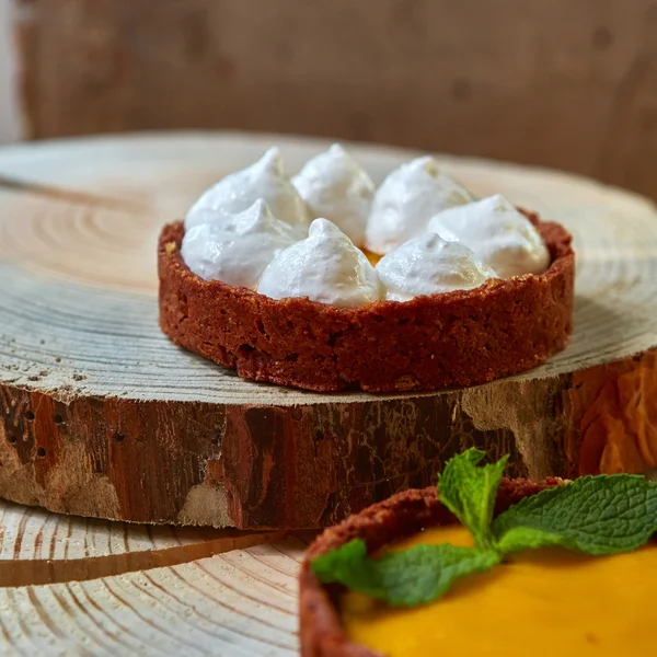 Tartaletas dulces rellenas de crema —  Fotos de Stock