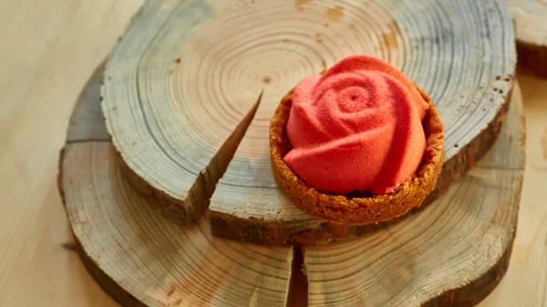 Home made tartlet rose on wooden background. — Stock Photo, Image