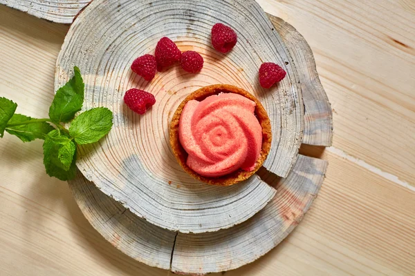 Home made tartlet rose on wooden background. — Stock Photo, Image