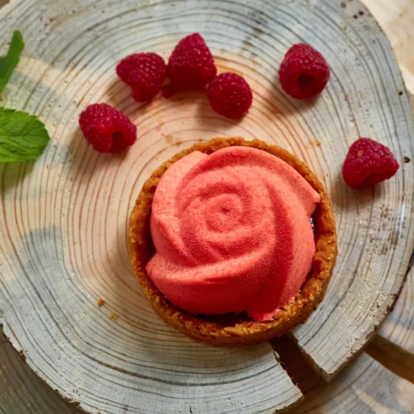 Tartlet hecho en casa rosa sobre fondo de madera . —  Fotos de Stock