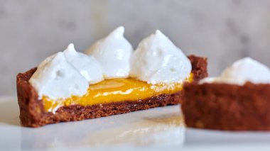 Tatlı tartlets krema ile doldurulmuş.